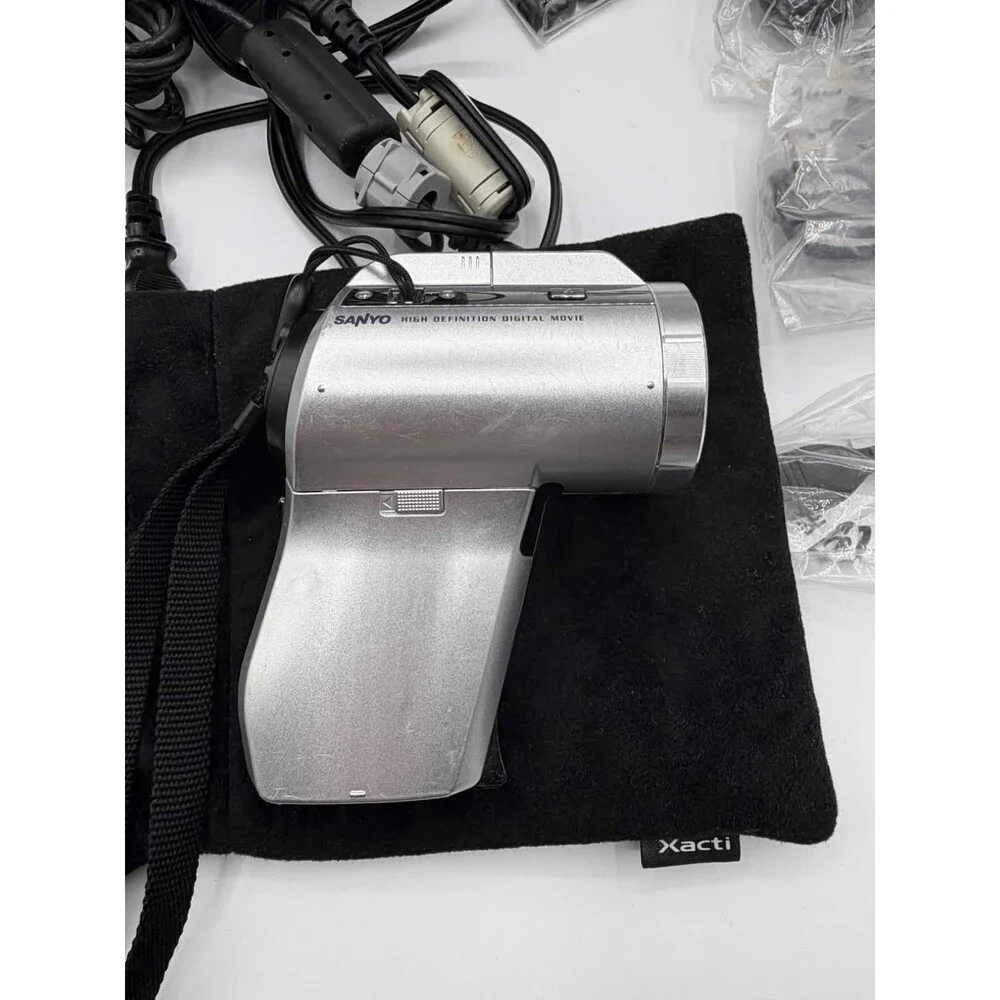Sanyo Xacti DMX-HD1000 Camera Silver Turns On Remote Case Manuals Records Cords